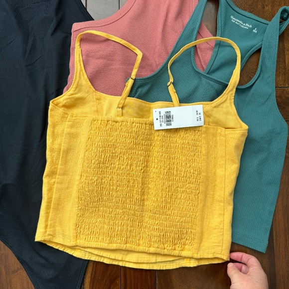 Abercrombie and Fitch Tank Bundle XS/S - Picture 2 of 11
